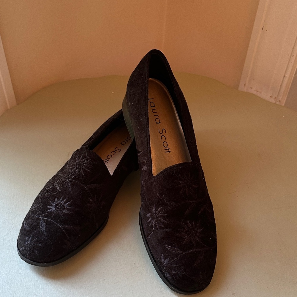 Laura Scott Women's Black Suede Floral Embroidered Loafers